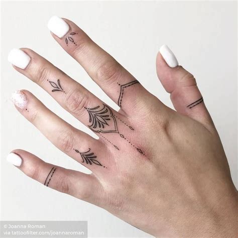 Fine line ornaments | Tatuaje pequeño en la mano, Tatuajes delicados femeninos, Tatuajes ...