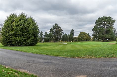 Chipstead golf course © Ian Capper cc-by-sa/2.0 :: Geograph Britain and Ireland