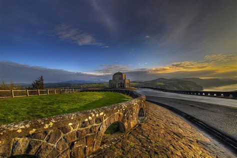 Vista House, Corbett Or Crown Point Oregon, Vista House, Columbia River Gorge, During The Summer ...