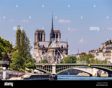 Paris. View of the Seine, ile de la Cite, with Notre-Dame cathedral in ...