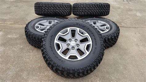 17" Jeep Wrangler Rubicon OEM Gray / Machined and BFG KM Tires | 09118