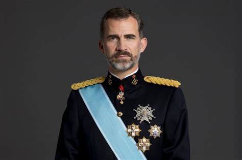 Felipe VI estrena las fotografías oficiales con uniforme militar