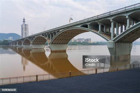 Cakrawala Arsitektur Perkotaan Modern Dan Pemandangan Jembatan Sungai Yangtze Di Changsha Cina ...