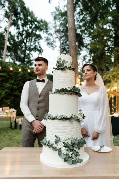 Premium Photo | Wedding cake cutting