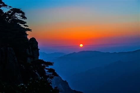 Yellow mountain sunrise | Sunrise, Yellow mountain china, Sunrise sunset