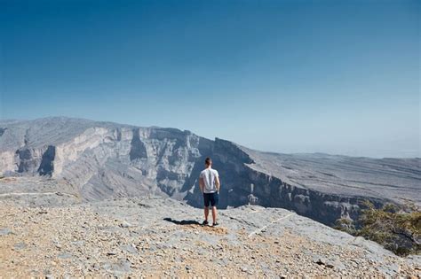 Premium Photo | Tourist on the edge of cliff