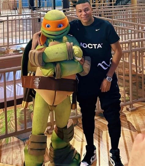 Mbappe con un cosplayer de las tortugas ninja - Meme by Novegeckoreal ...