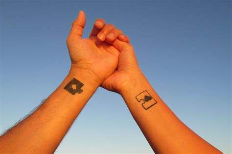 Share more than 53 couple tattoo in hand super hot - in.cdgdbentre