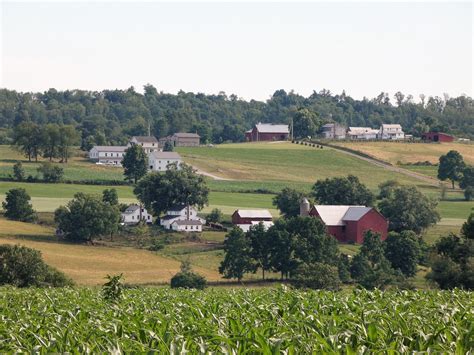 13 Best Amish Towns To Visit During Holidays