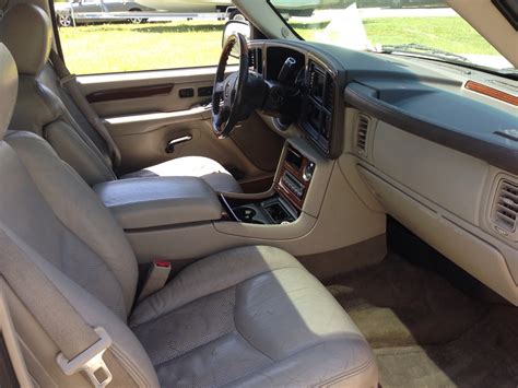 2004 Cadillac Escalade EXT - Interior Pictures - CarGurus