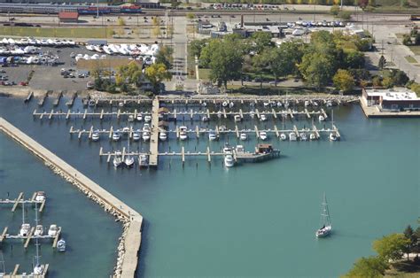 Waukegan Harbor & Marina slip, dock, mooring reservations - Dockwa