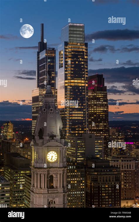 CITY HALL (©JOHN MCARTHUR JR 1901) COMCAST CENTER (©ROBERT A M STERN ...