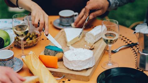 A guide to French eating habits, from daily baguettes to wine and three courses for lunch - ABC News