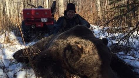 Grizzly bear attack fended off by Alberta hunter | CBC News