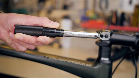 TORQUE WRENCH HOW TO: How to use PRO BIKE TOOL 1/4 Inch Torque Wrench 2 to 20 Nm - YouTube