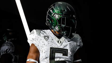 Oregon Ducks Unveil “Eggshell” Alternate Uniforms – SportsLogos.Net News