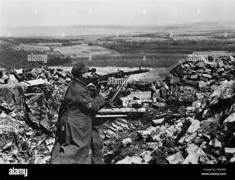 Deutscher Soldat in seiner Position an der Ostfront 1943 Stockfotografie - Alamy