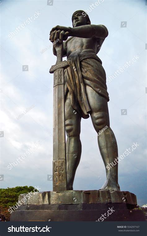 Lapu Lapu Statue Stock Photo 554297167 : Shutterstock