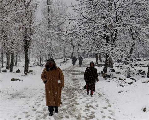 The Mesmerizing Valleys Of Himachal And Kashmir Gets Wrapped In Blanket Of Snow; Get A Glimpse Here