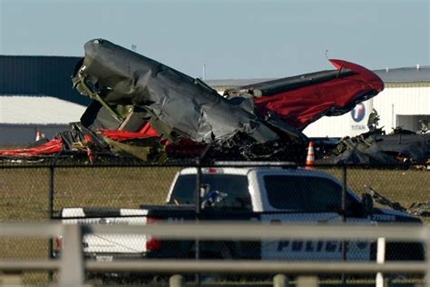 6 Dead After Planes Crash in Mid-Air at Dallas Executive Airport - The New York Times