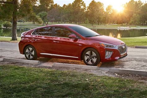 2021 Hyundai Ioniq Hybrid Review & Ratings | Edmunds