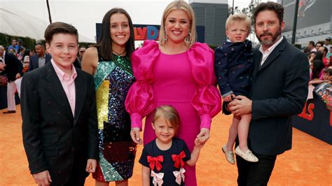 Watch Kelly Clarkson’s Daughter Steal Her Show In The Cutest Way – SheKnows