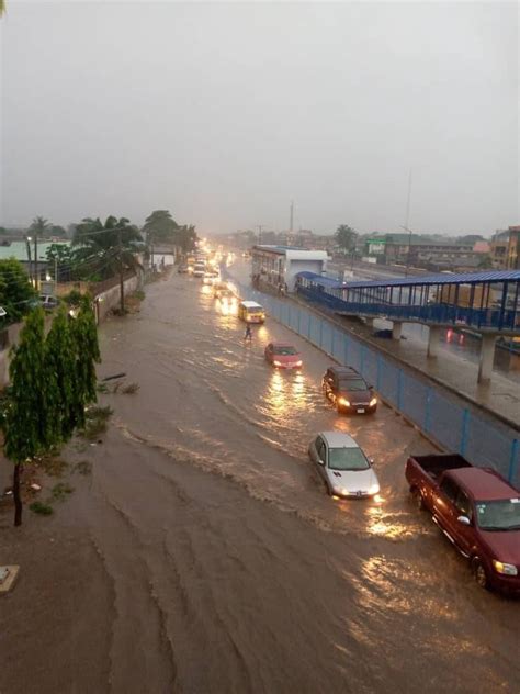 Flash flood takes over Lagos roads after heavy downpour (photos/videos)