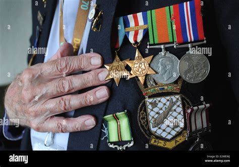 BRITISH WORLD WAR 2 VETERAN WITH SERVICE MEDALS RE SOLDIERS VETERANS Stock Photo, Royalty Free ...