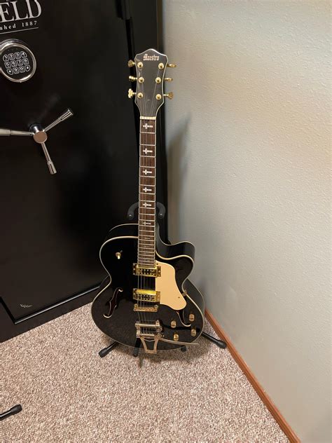 Can anyone tell me what kind of guitar this is? : r/guitarporn