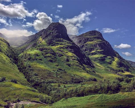 [OC] Two of the Three Sisters mountains at Glencoe in the Scottish Highlands [2685x2149] : r ...