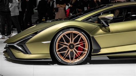 Lamborghini Sian is the first hybrid Lambo - Video - CNET