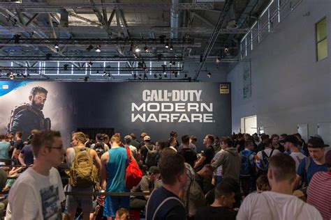 Games fair: Gamescom visitors in front of Activision's Ego-shooter Call of Duty Modern Warfare ...