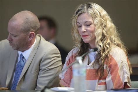 Lori Vallow LAUGHS in court as she faces charges over disappearance of her two kids wearing ...