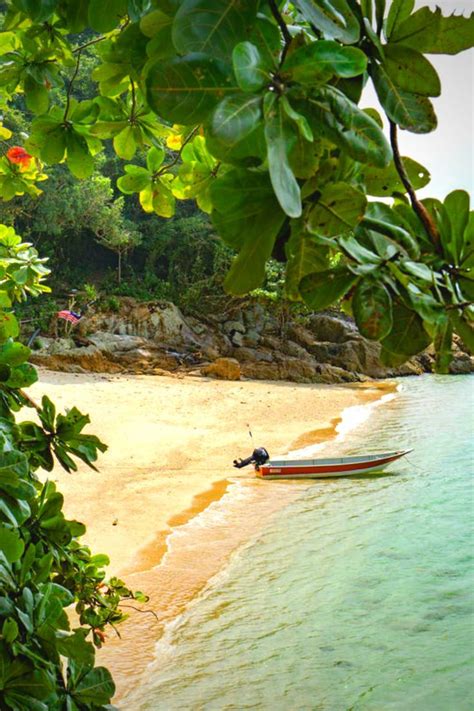 The Perhentian Islands are a real paradise of small secluded beaches, ultramarine sea and corals ...