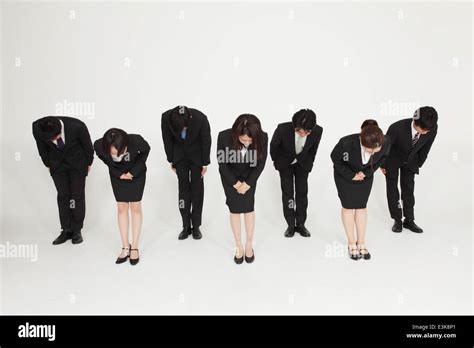 Japanese business people bowing Stock Photo - Alamy