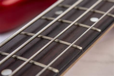 Bass Guitar Neck with Strings above marble background (Flip 2019) - Creative Commons Bilder