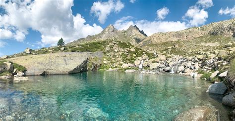 5 beautiful mountain lakes in the Pyrenees