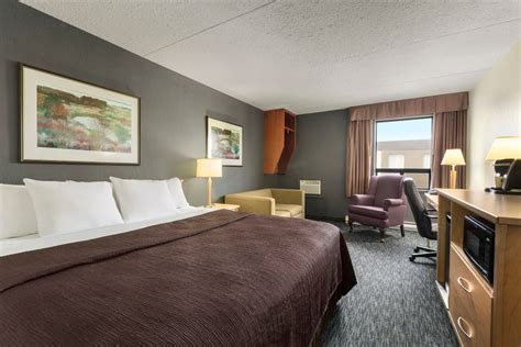 Travelodge by Wyndham Edmonton West | Edmonton, AB Hotels