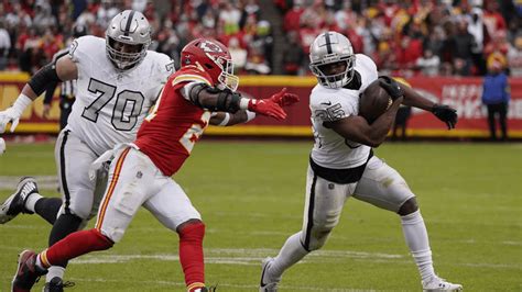 Raiders score twice on defense, upset Chiefs 20-14 in Christmas matinee