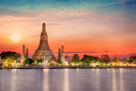 Stockfoto med beskrivningen Thai Temple at Chao Phraya River Side ...