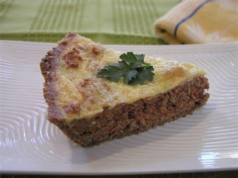 hamburger pie! Looks good and I can use the left over low carb pie ...