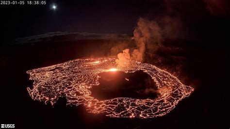 Hawaii's volcano erupts once again, creating a spectacular sight ...