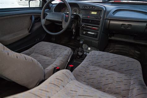 El Interior Del Coche Lada 2114 Samara Con Vistas Al Volante, El ...