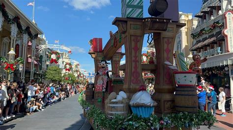 PHOTOS, VIDEO: Mickey’s Once Upon a Christmastime Parade Begins Daytime ...