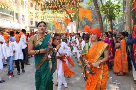 Gudi Padwa Palkhi by श्री राम गर्जना ढोल ताशा पथक - मरोळ Nauvari Saree ...