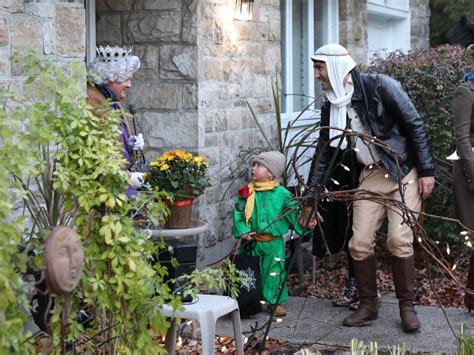 Trudeau dresses up and goes trick-or-treating with family for Halloween (PHOTOS) | News