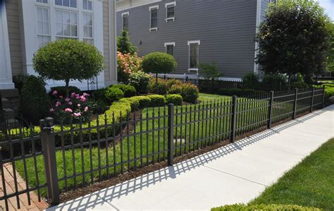 Simple iron fence | Iron garden gates, Iron fence, Contemporary landscape