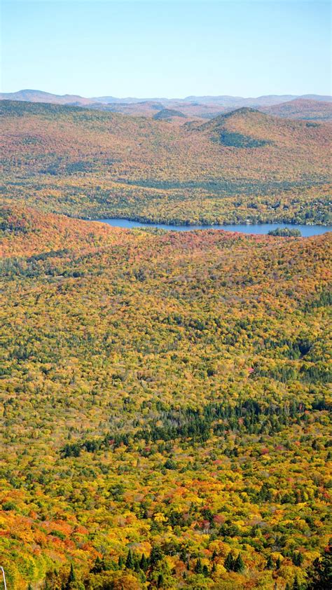 Fall colors from the top of Mont Tremblant, Quebec [OC] [3000x5332] : r/EarthPorn