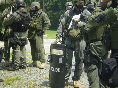 the Annandale Blog: Fairfax Police SWAT team conducts training exercise at Lacey Center in Annandale