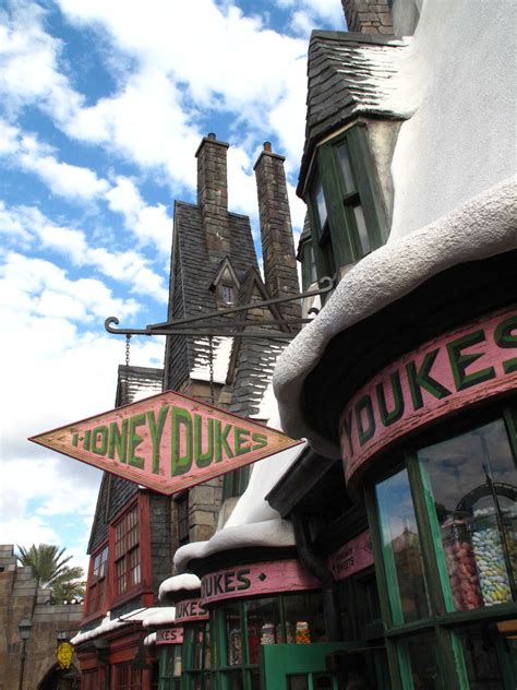 Honeydukes - Hogsmeade Village - The Wizarding World of Harry Potter - Universal Studi… | Island ...